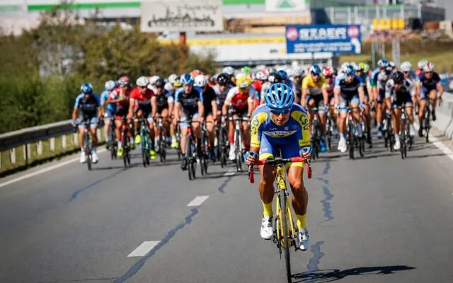 Cicliști în timpul competiției rutiere