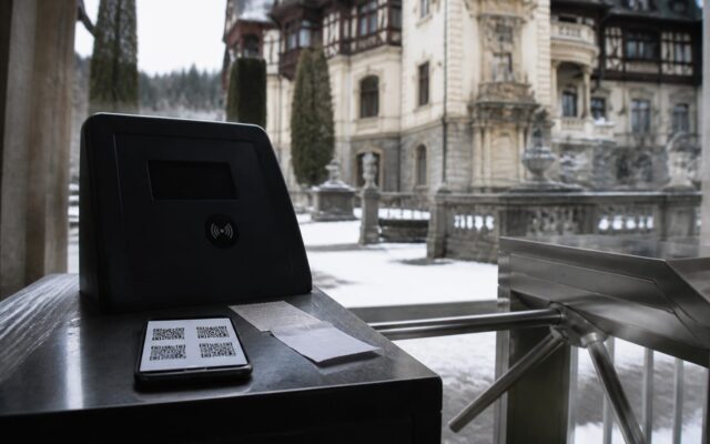 revânzarea biletelor la Peleș, Muzeul Peleș a reclamat la Poliția Sinaia revânzarea de bilete cu coduri QR. „Ai 4 bilete