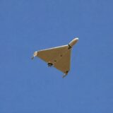 Dronă în zbor pe cerul senin