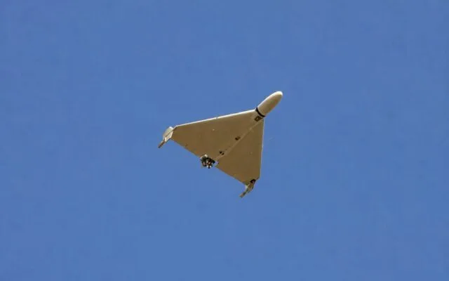 Dronă în zbor pe cerul senin