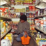 Femeie cumpărând alimente la salariul minim