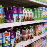 Produse lactate pe rafturi