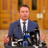 Europarlamentar la pupitrul cu microfoane