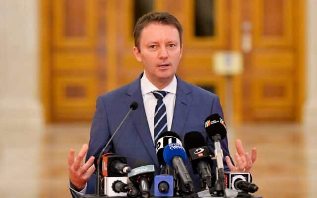 Europarlamentar la pupitrul cu microfoane