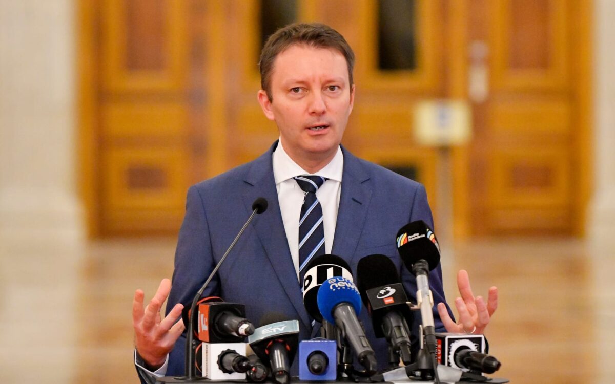 Europarlamentar vorbind în fața jurnaliștilor
