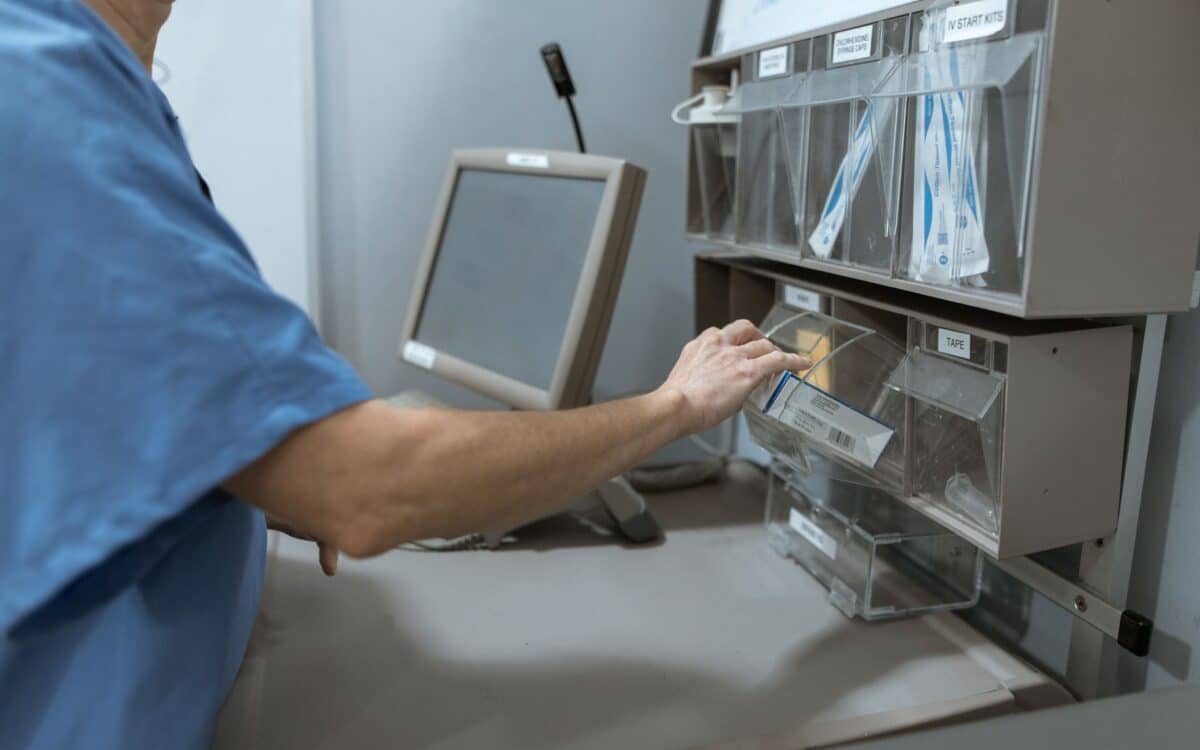 Cadru medical luând medicamente din spital