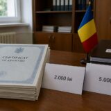 stimulente financiare pentru elevii cu media 10, 99 de absolvenți cu media 10 primesc 474.000 de lei de la stat. Banii merg