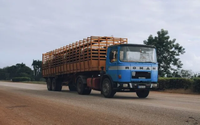 Camion în trafic pentru testare