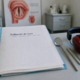 Tulburările de voce care se agravează fără pierderea auzului pot ascunde un risc cu 58% mai mare de declin cognitiv