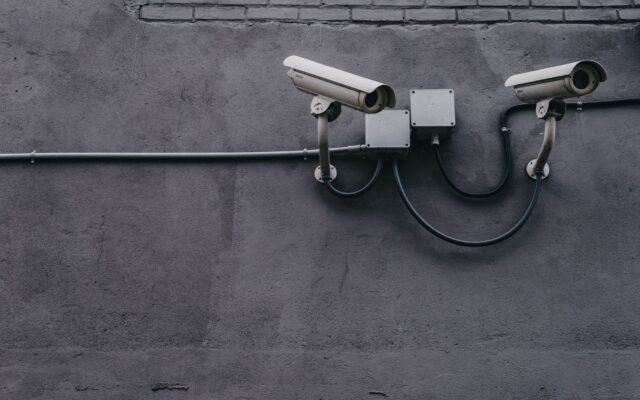 Una din cinci școli nu are sisteme de securitate, iar poliția își mută patrulele spre risc