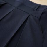 Detaliu al uniformelor școlare obligatorii