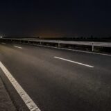 O porțiune de drum nespecificată fotografiată pe timp de noapte