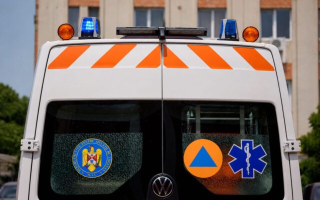 Un autobuz pentru transport persoane oprit pe marginea drumului