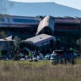 Vagoane de tren de mare viteză răsturnate lângă calea ferată, cu echipe de intervenție la locul accidentului de lângă Toledo
