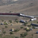 Vedere de sus a locului accidentului feroviar de lângă Toledo, cu vagoane deraiate lângă linie și echipe de intervenție printre măslini