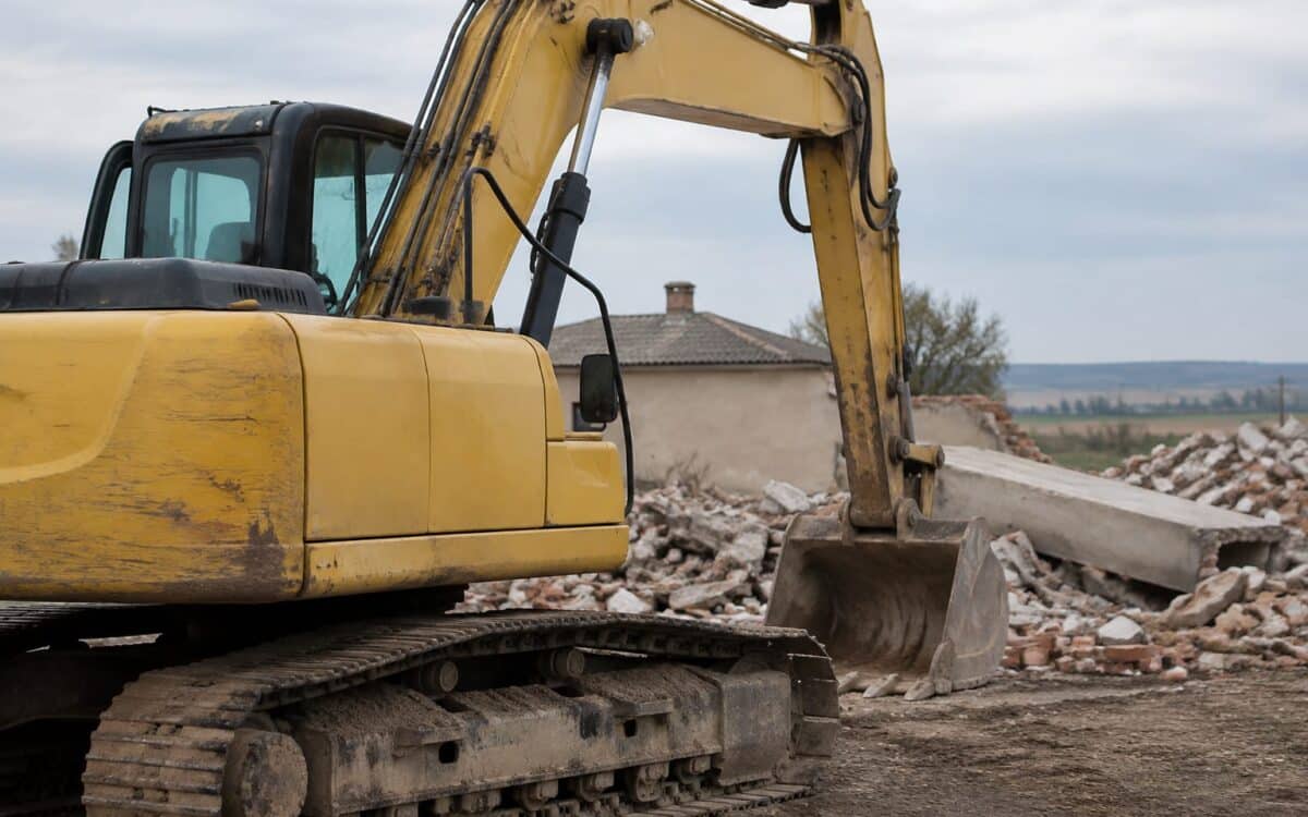 Excavator lovit de grindă în Băilești