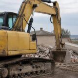 Excavator lovit de grindă în Băilești