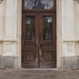 Intrarea liceului din Cluj-Napoca