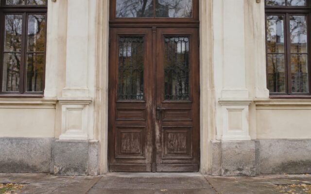 Intrarea liceului din Cluj-Napoca