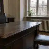 Birou din lemn și scaune tapițate