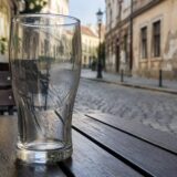 Pahar pentru bere pe masă