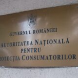 O plăcuță oficială de perete, de culoare aurie, cu stema României și numele instituției ANPC