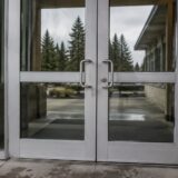 Ușa de la intrarea unei instituții în timpul unei zile înnorate