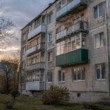 Bloc de locuințe după un atac