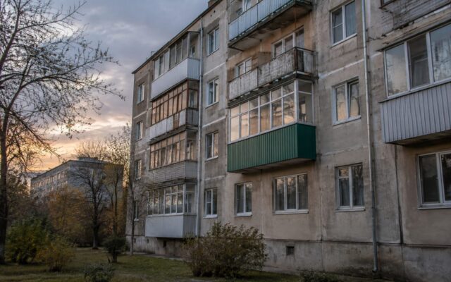 Bloc de locuințe după un atac
