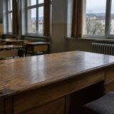 Imagine ilustrativă cu interiorul unei săli de clasă vechi
