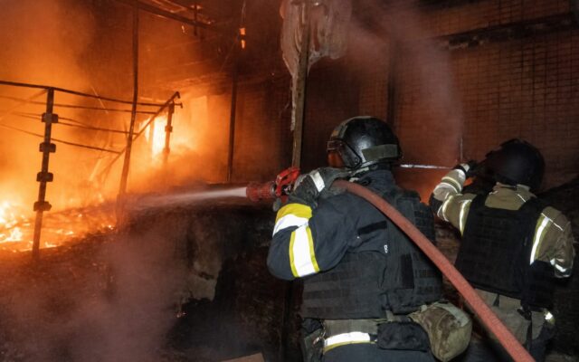 Firefighters după un atac cu drone