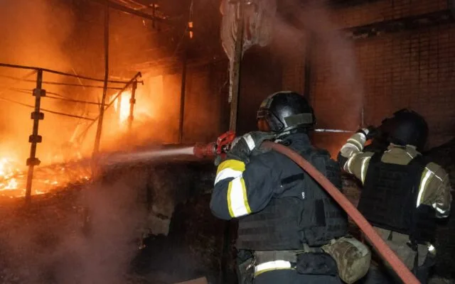 Firefighters după un atac cu drone