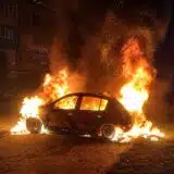 Autoturism cuprins de flăcări violente