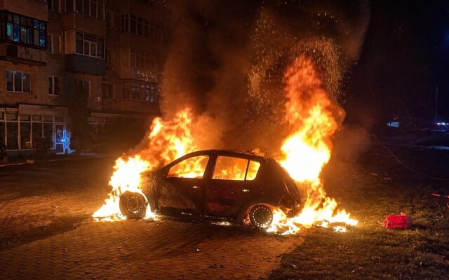 Autoturism cuprins de flăcări violente