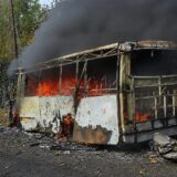 Autobuz distrus de atac