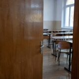 O imagine simbolică cu o sală de clasă goală după incident