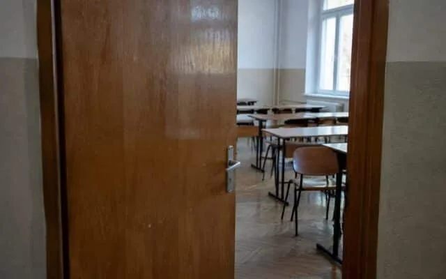 O imagine simbolică cu o sală de clasă goală după incident
