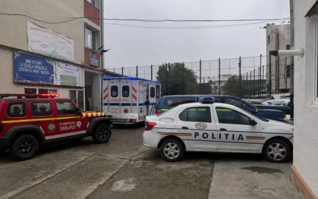 Echipaje de intervenție în curtea școlii unde a avut loc atacul