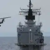 Elicopter militar și navă de război