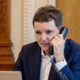 Nicușor în timpul unei discuții telefonice