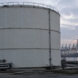 Rezervor de mari dimensiuni pentru depozitarea combustibilului într-un port