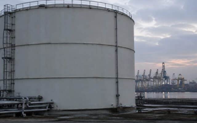 Rezervor de mari dimensiuni pentru depozitarea combustibilului într-un port