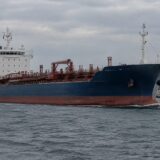 Navă comercială de transport produse petroliere navigând în apele maritime