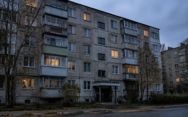 Bloc de apartamente în amurg