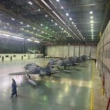 Aeronave de antrenament în hangar