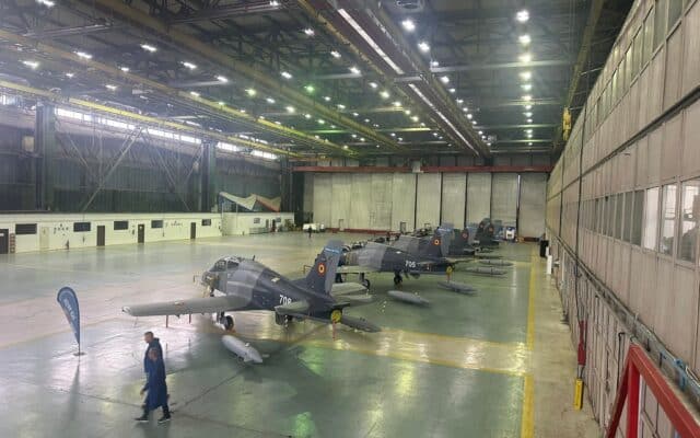 Aeronave de antrenament în hangar