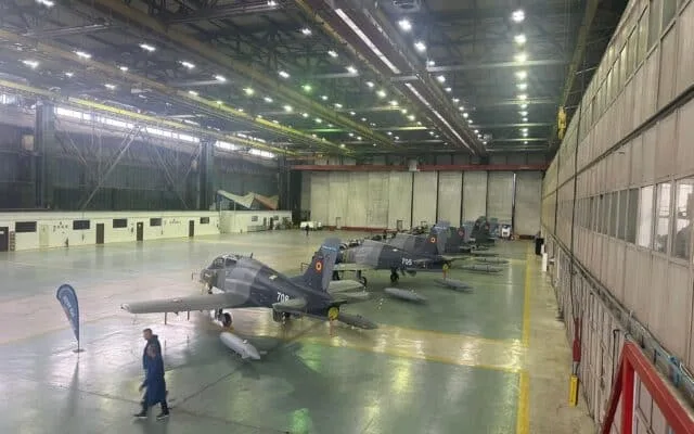 Aeronave de antrenament în hangar