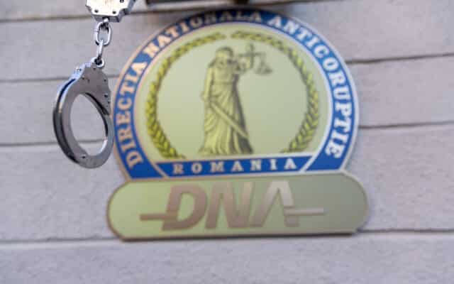 Sigla Direcției Naționale Anticorupție, la sediul instituției