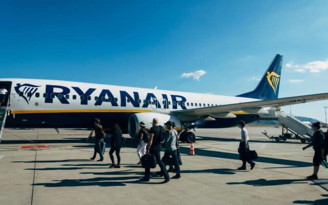 Pasageri lângă avion pentru bilete scumpe