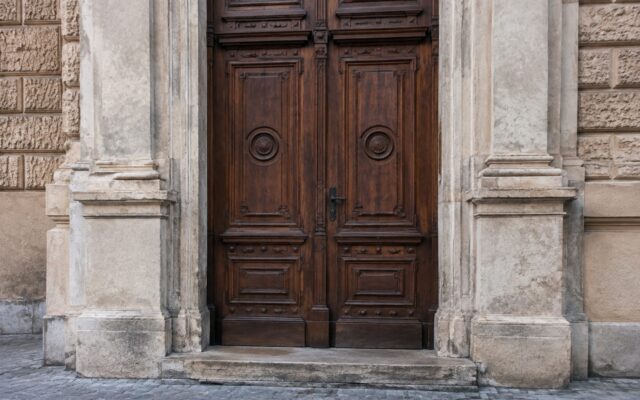 Intrare clădire tribunal Brașov